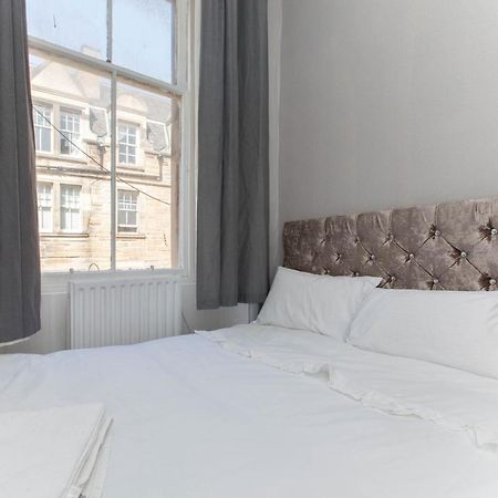 Bright & Homely City Centre Apartment Near Holyrood Единбург Екстериор снимка
