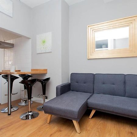 Bright & Homely City Centre Apartment Near Holyrood Единбург Екстериор снимка