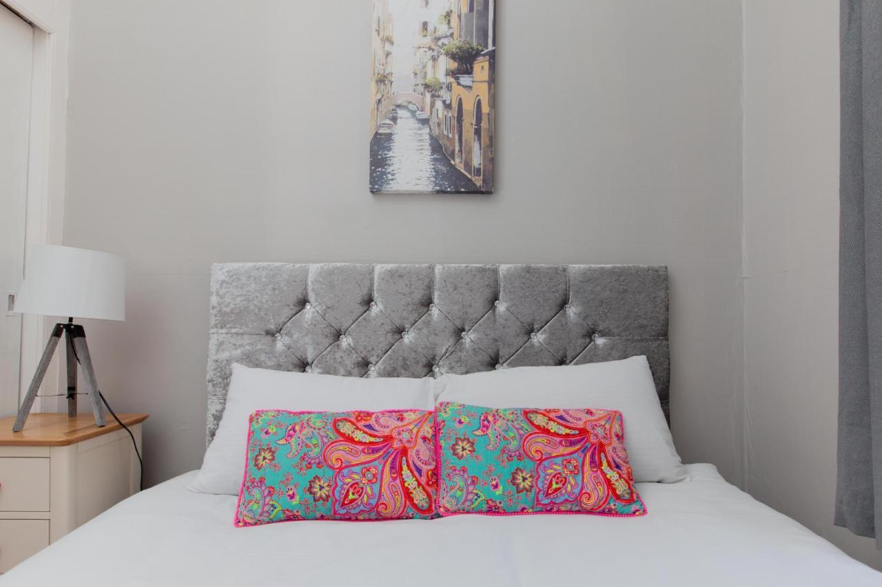 Bright & Homely City Centre Apartment Near Holyrood Единбург Екстериор снимка