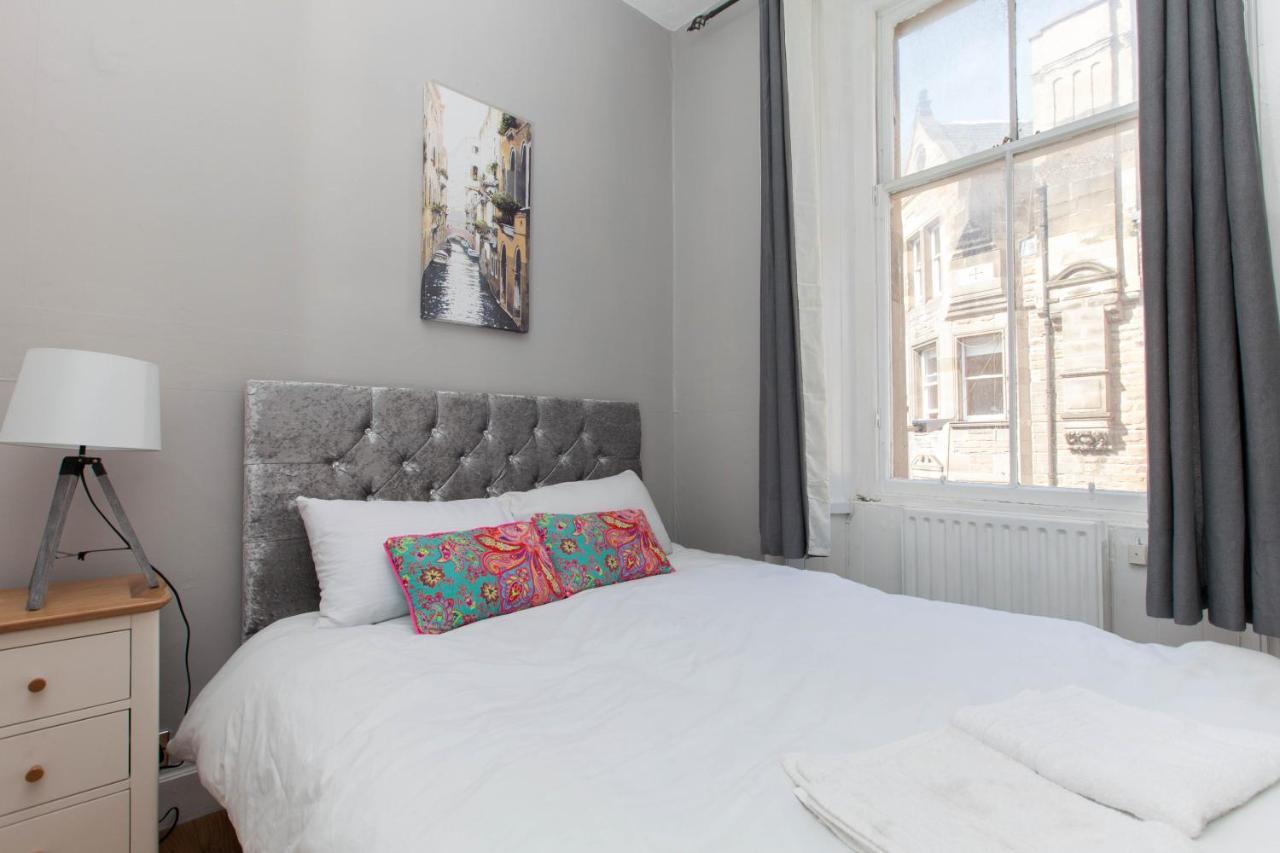 Bright & Homely City Centre Apartment Near Holyrood Единбург Екстериор снимка