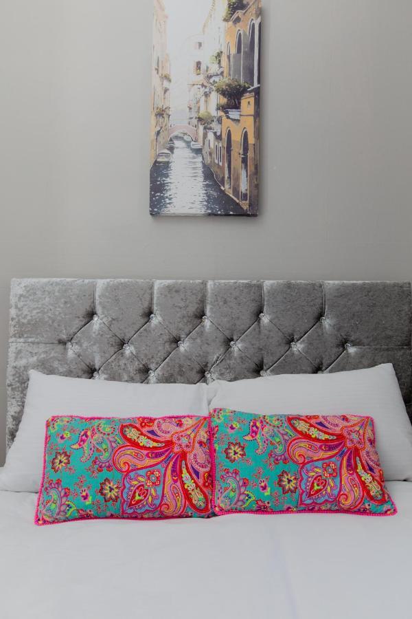 Bright & Homely City Centre Apartment Near Holyrood Единбург Екстериор снимка