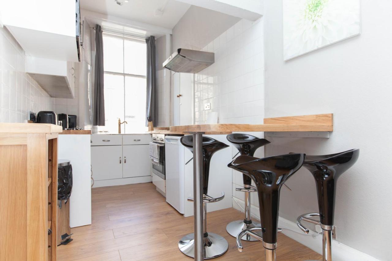 Bright & Homely City Centre Apartment Near Holyrood Единбург Екстериор снимка